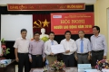 Ông Nguyễn Văn Ngộ - Phó Chủ tịch Công đoàn EVNGENCO 2 trao tặng quà cho NLĐ tại TSHPCo nhân dịp Tháng công nhân năm 2018