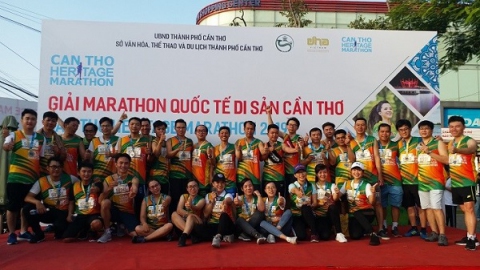 Vẻ mặt tươi cười rạng rỡ khi các vận động viên cầm chiếc huy chương trên tay