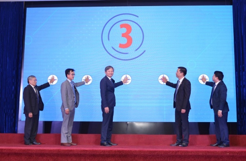 Ông Trần Đình Nhân - Tổng giám đốc EVN (đứng giữa) cùng các đại biểu thực hiện nghi thức kích hoạt "Cung cấp Hợp đồng điện tử" của EVN - Ảnh: Hồng Hoa