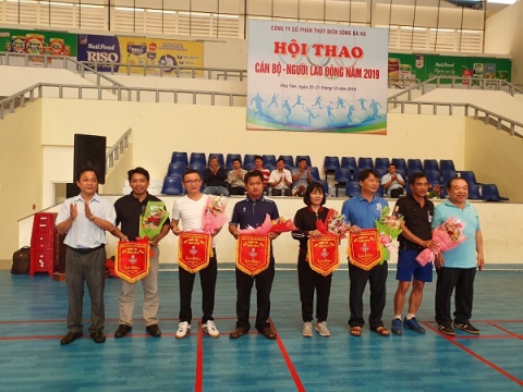 Ban Tổ chức tặng hoa và cờ lưu niệm cho các đoàn