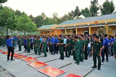 Cán bộ, chiến sĩ Trung đoàn BB1 đón ĐVTN TP Cần  Thơ tại cổng đơn vị