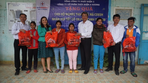 Công ty Cổ phần Thủy điện A Vương tặng quà tết nhân dịp xuân Canh Tý