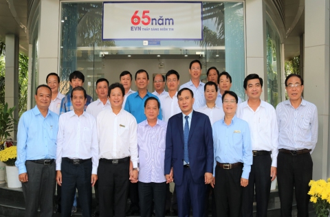 Đoàn công tác do Bí thư Thành ủy TP.Cần Thơ Trần Quốc Trung (áo tím) dẫn đầu chụp ảnh lưu niệm với tập thể Lãnh đạo EVNGENCO 2 - Ảnh: Ngọc Yến