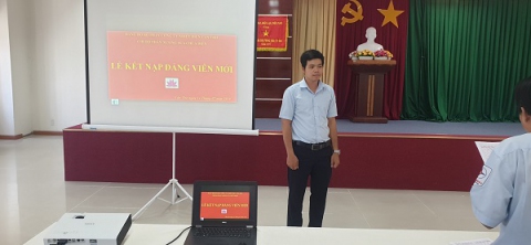 Đ/c Châu Hoàng Phúc nghe đọc Quyết định kết nạp đảng viên mới