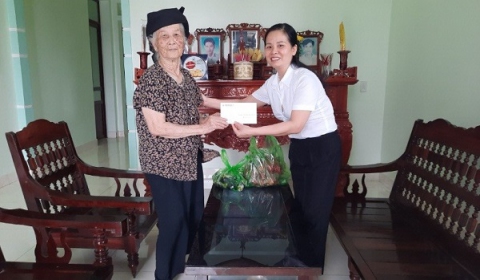 Đồng chí Ngô Thị Thu Hiền, Chủ tịch Công đoàn Công ty Cổ phần Nhiệt điện Hải Phòng  trao quà cho Mẹ Việt Nam Anh hùng