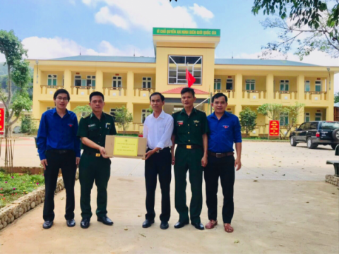 Ông Nguyễn Thanh Hùng – Giám đốc Công ty TĐ Quảng Trị tặng quà cho  Đồn Biên phòng Hướng Lập