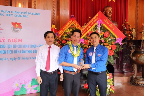 Anh Phạm Văn Sinh nhận cúp tuyên dương “Thanh niên tiên tiến làm theo lời Bác”