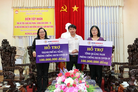 Đại diện EVNGENCO 2, Ông Võ Trà Dũng - CVP trao tặng  100 triệu đồng cho UBMTTQVN TP. Đà Nẵng và 100 triệu đồng UBMTTQVN tỉnh Quảng Nam