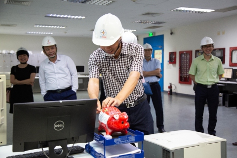Ông Mai Quốc Hội – Thành viên HĐTV EVN ủng hộ chiến dịch trong chuyến công tác tại Nhà máy Nhiệt điện Ô Môn