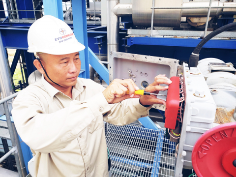 Anh Dương Quốc Vinh đang thao tác điều chỉnh motor valve S1 tại Nhà máy Nhiệt điện Ô Môn I