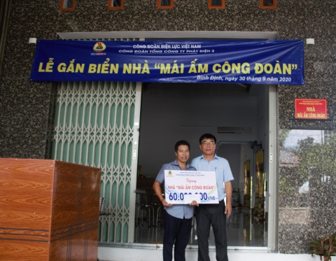 Ông Đỗ Đức Hoài – Phó Giám đốc Công ty AKKN  trao số tiền hỗ trợ 60 triệu đồng cho đoàn viên Đặng Hoài Thanh