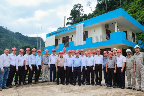 Đoàn kiểm tra tại trung tâm điều hành đập tràn thủy điện A Vương