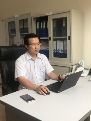 Anh Ngô Thành Danh đang mải mê làm việc