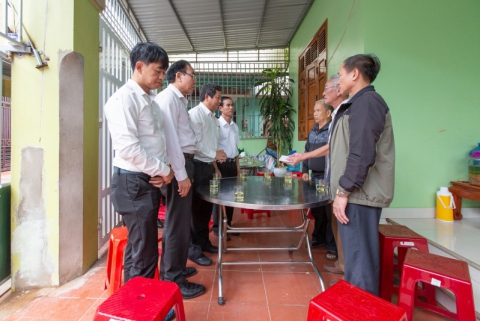 Đoàn công  tác của EVN Genco2  do Tổng Giám đốc Trương Hoàng Vũ  (đứng thứ  3 bên trái) đã đến thăm hỏi, chia buồn cùng gia đình Liệt sỹ Lê Cao Cường bị hy sinh trong khi đi làm nhiệm vụ (Ảnh Minh Lương, EVN Genco2)