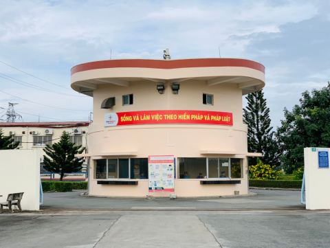 Treo băng rôn tại trụ sở Công ty