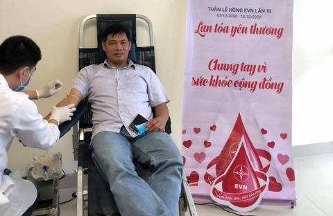 Anh Phan Hữu Hiện lần hiến máu nhân đạo thứ 10 trong Tuần lễ hồng EVN lần VI
