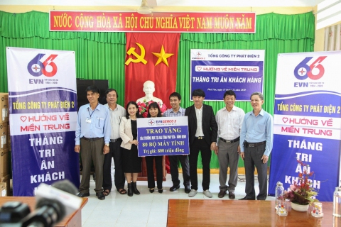 Đại diện EVNGENCO 2 trao 40 máy tính bàn cho trường học tại tỉnh Phú Yên