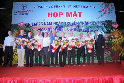Lãnh đạo Công ty tặng hoa cho các Đại biểu nguyên là Lãnh đạo Công ty qua các thời kỳ và Ban Quản lý Dự án Công trình Thủy điện Thác Mơ về dự họp mặt truyền thống Công ty năm 2020