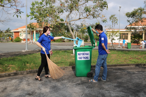 Đoàn viên tham gia chiến dịch tại khu Quản lý vận hành và Sửa chữa