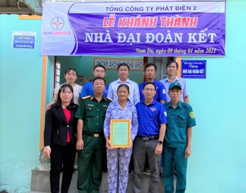 Ông Trần Anh Duy - Bí thư chi Đoàn cơ sở Tổng công ty Phát điện 2  (hàng đầu tiên thứ 2 từ bên phải) tại lễ khánh thành