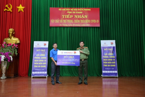 Đ/c Trần Anh Duy - Bí thư Đoàn cơ sở EVNGENCO 2 trao tặng hỗ trợ kinh phí phòng, chống dịch COVID-19 cho lực lượng Công an tỉnh An Giang