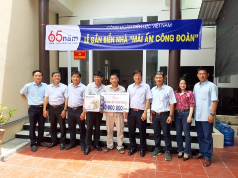 Lễ gắn biển nhà mái ấm công đoàn cho NLĐ Công ty