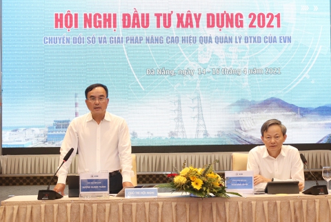 Chủ tịch HĐTV EVN Dương Quang Thành (đứng) và Tổng giám đốc EVN Trần Đình Nhân chủ trì Hội nghị