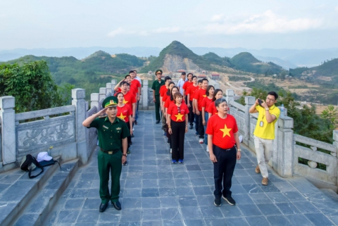 Chào cờ tại Cột cờ Lũng Cú
