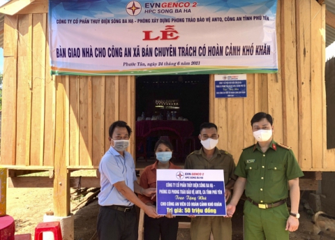 Lãnh đạo Công an tỉnh Phú Yên và Lãnh đạo SBH trao tặng nhà cho gia đình đồng chí Sô Minh Nhược