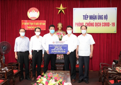 Trao tiền ủng hộ tại Uỷ ban Mặt trân Tổ Quốc Việt Nam thành phố Đà Nẵng Ông Ngô Xuân Thắng – Chủ tịch UBMT TQ VN TP. Đà Nẵng (thứ 2 phải qua) tiếp nhận số tiền ủng hộ