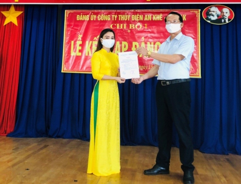 Đồng chí Phạm Văn Tuyến – Bí thư Chi bộ 1 trao Quyết định kết nạp đảng viên mới