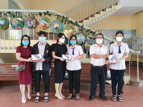 Trao tặng thiết bị học trực tuyến cho học sinh có hoàn cảnh khó khăn