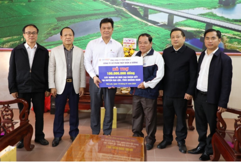 Ông Ngô Việt Hưng (thứ 3 từ trái qua) - Chủ tịch HĐQT; và các ông trong HĐQT trao biểu trưng hỗ trợ cho ông Nguyên Hảo (thứ 2 từ phải qua) - Bí thư Huyện uỷ Đại Lộc