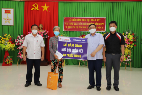 EVNGENCO2 trao nhà đại đoàn kết và quà tết tại An Giang