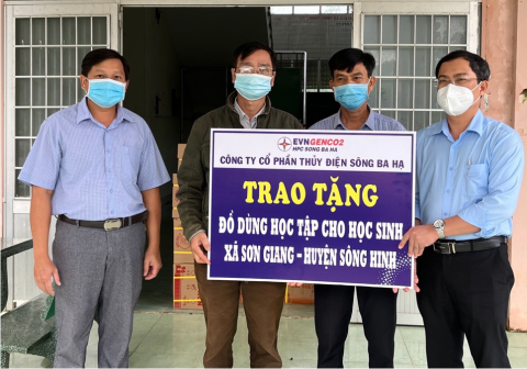 SBH trao tặng đồ dùng học tập đến các em học sinh bị ảnh hưởng bởi thiên tai