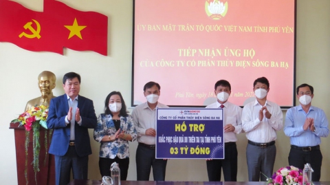 Các đồng chí lãnh đạo nhận tiền ủng hộ từ Công ty CP Thủy điện Sông Ba Hạ. Ảnh: HÀ ANH
