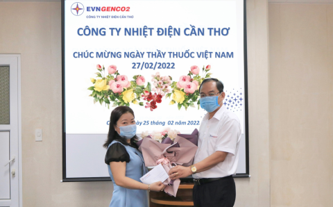 Cán bộ y tế nhận hoa và lời chúc mừng từ Ban lãnh đạo Công ty.