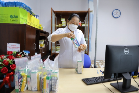 Nữ cán bộ y tế hết lòng vì công việc