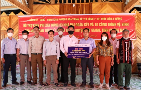 Hỗ trợ xây dựng nhà Đại đoàn kết và công trình vệ sinh cho người dân