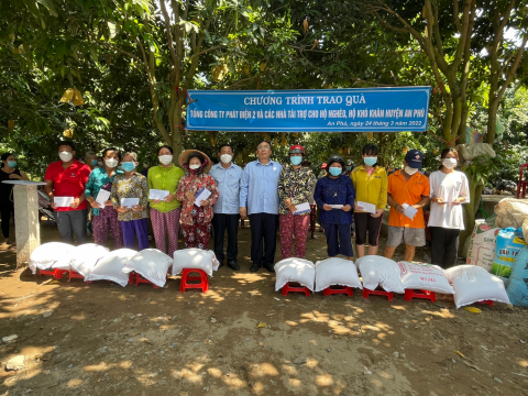 Trao 100 phần quà cho người dân khó khăn trên địa bàn huyện An Phú