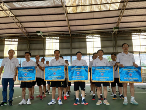 Ông Nguyễn Hữu Lộc - Phó Giám đốc, Chủ tịch Công đoàn Công ty Nhiệt điện Cần Thơ trao cờ lưu niệm cho các đội tham gia