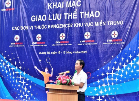 Đ/c Nguyễn Thanh Hùng – Giám đốc Công ty Thủy điện Quảng Trị, Trưởng Ban tổ chức tuyên bố khai mạc, tặng hoa và cờ lưu niệm đến với các đội