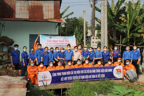 Thanh niên EVNGENCO2 nâng cấp hệ thống điện cho hộ gia đình khó khăn