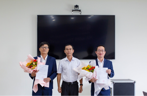 Ông Nguyễn Thanh Hùng trao quyết định bổ nhiệm và tặng hoa chúc mừng
