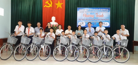 Nâng bước em đến trường