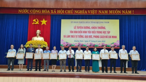 Ông Ngô Xuân Thế - Phó Giám đốc AVC (thứ 2 từ phải qua) đại diện CBCNV Công ty đón nhận Bằng khen của UBND tỉnh Quảng Nam