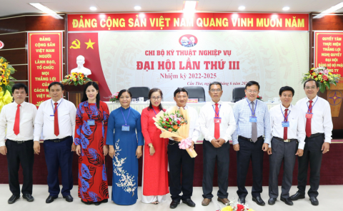 Chi bộ Kỹ thuật Nghiệp vụ Đảng bộ Bộ phận Công ty Nhiệt điện Cần Thơ,  nhiệm kỳ 2022 – 2025 chụp hình lưu niệm với các đại biểu tại Đại hội - Ảnh: Kiều Anh