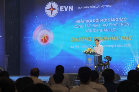 Ông Trần Việt Anh – Trưởng ban Tổ chức Nhân sự EVN phát biểu khai mạc