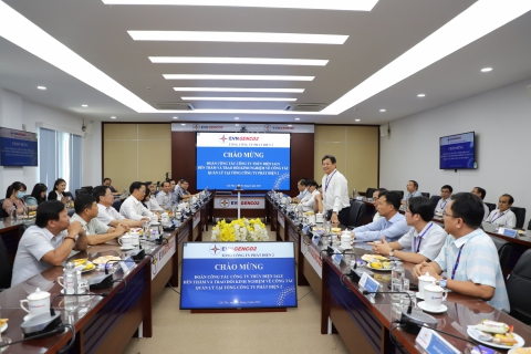 Quang cảnh buổi làm việc