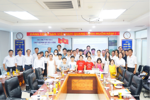 Các cháu chụp hình lưu niệm cùng với lãnh đạo Công ty